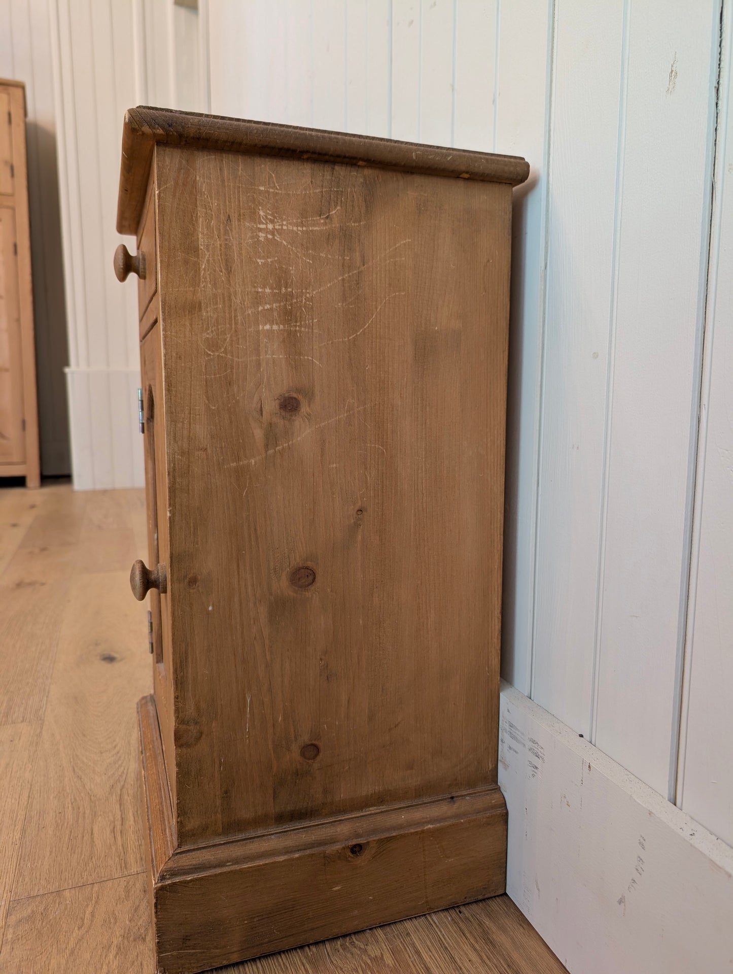 Single Door & Drawer Bedside Cupboard