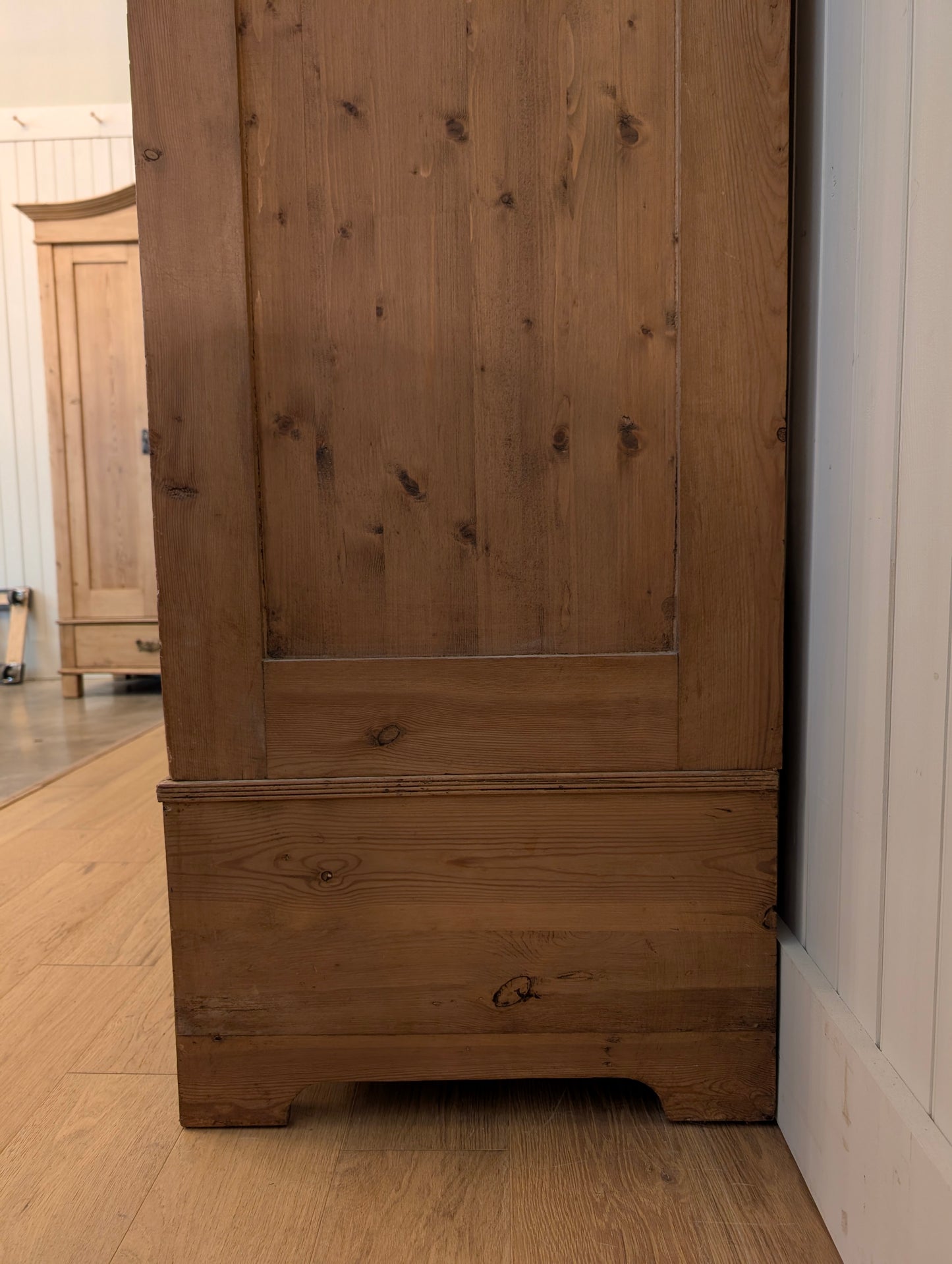 Scandinavian Knockdown Wardrobe w/Mirror