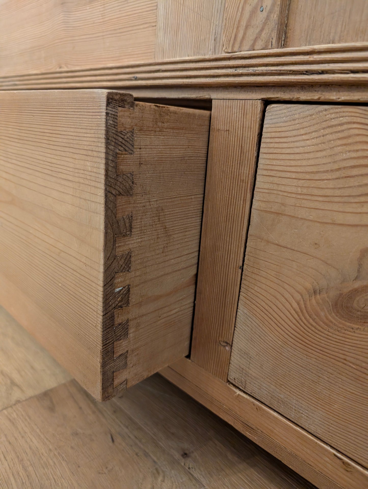 Scandinavian Knockdown Wardrobe w/Mirror