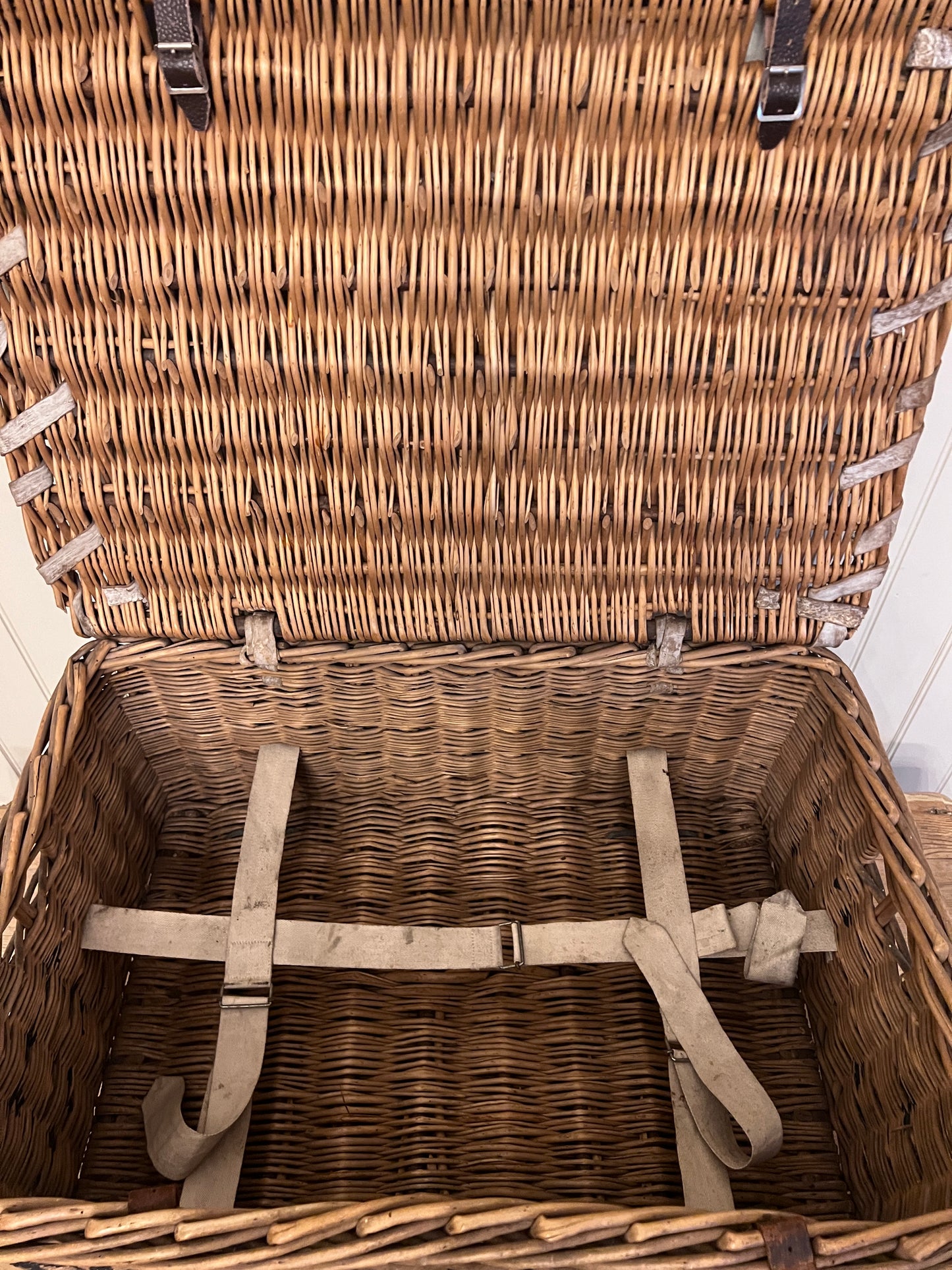 Pineland English Laundry Basket