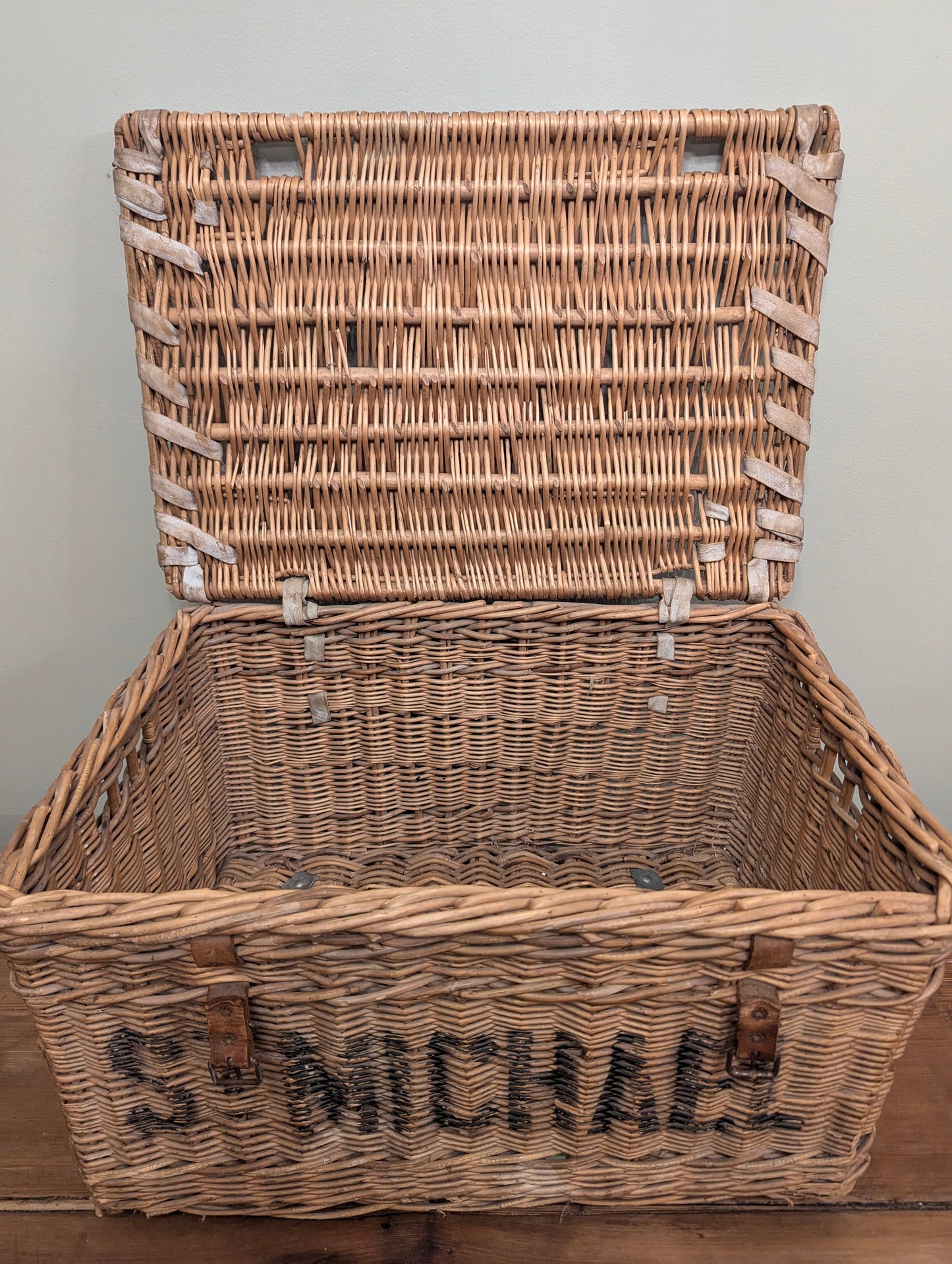 English Laundry Basket "St Michaels"