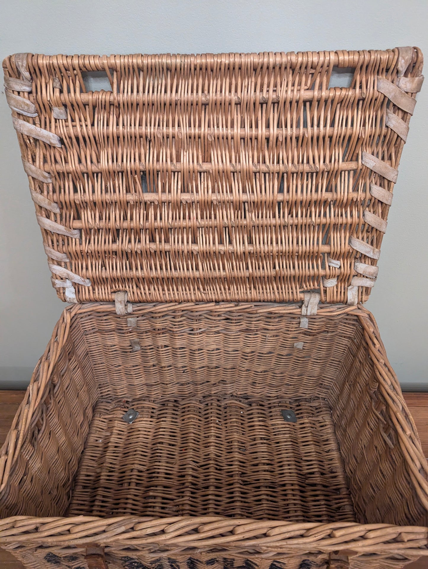 English Laundry Basket "St Michaels"