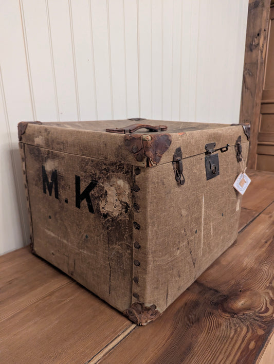 M.K. Travlerers Trunk