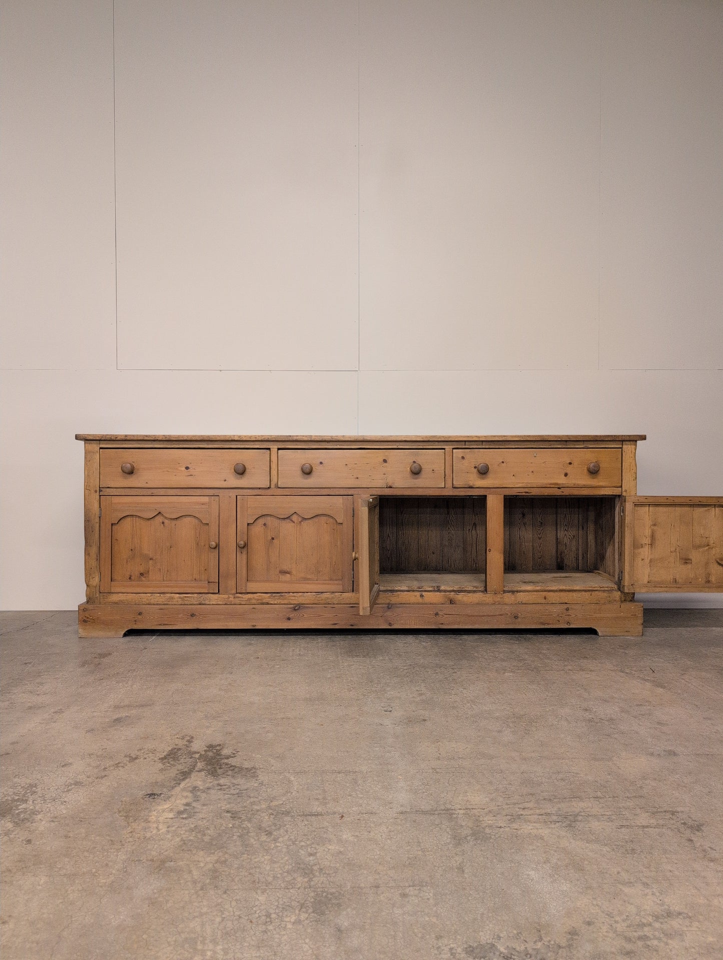 Scalloped Door 8ft Sideboard