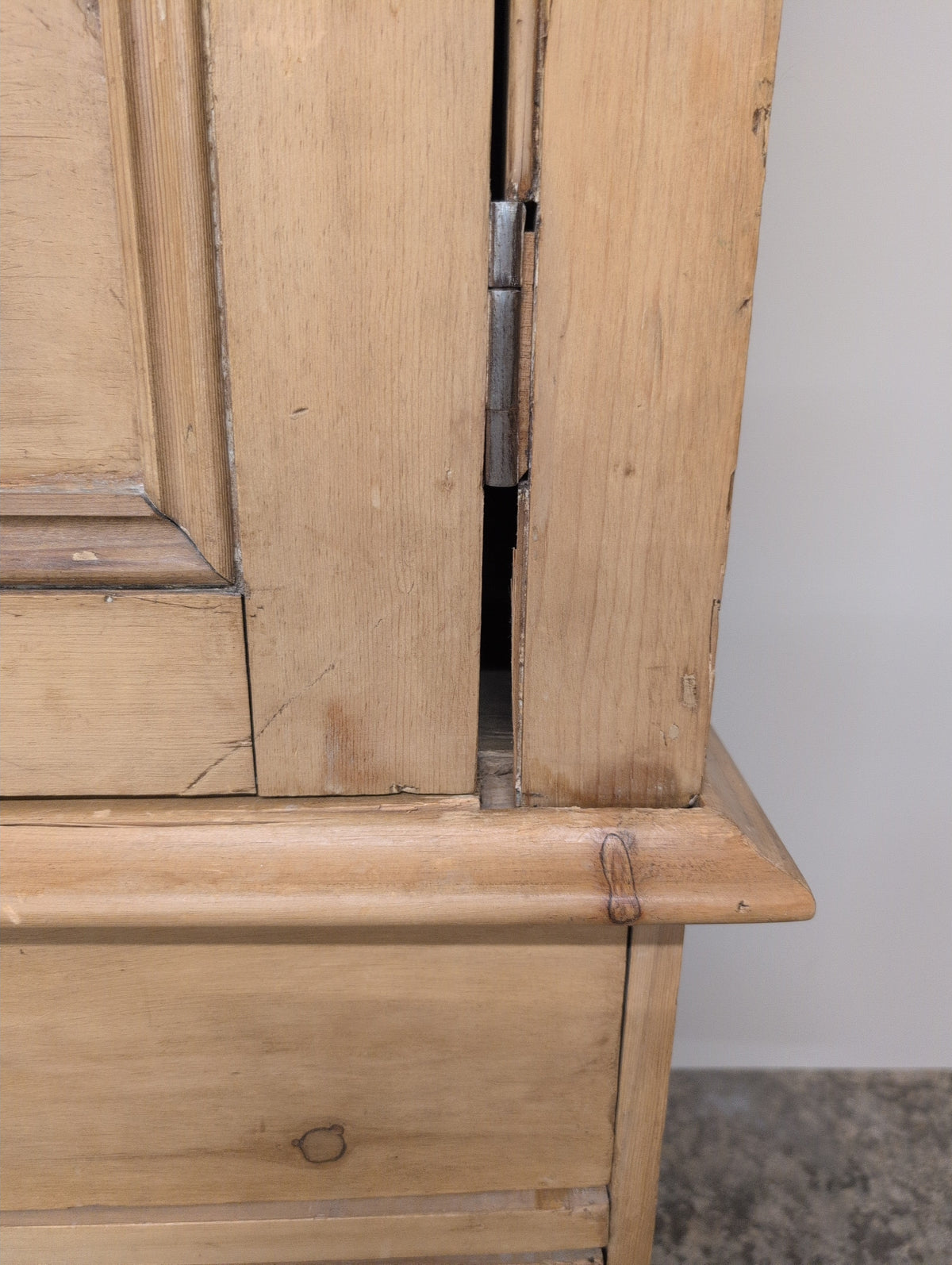 Grand Light Pine Linen Press