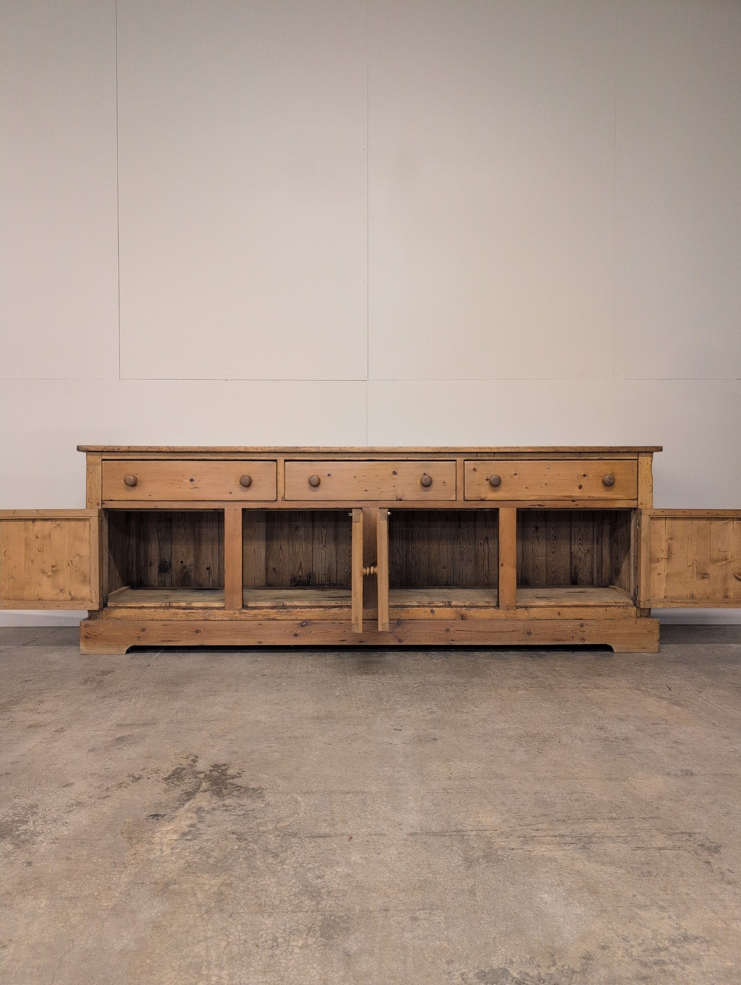 Scalloped Door 8ft Sideboard