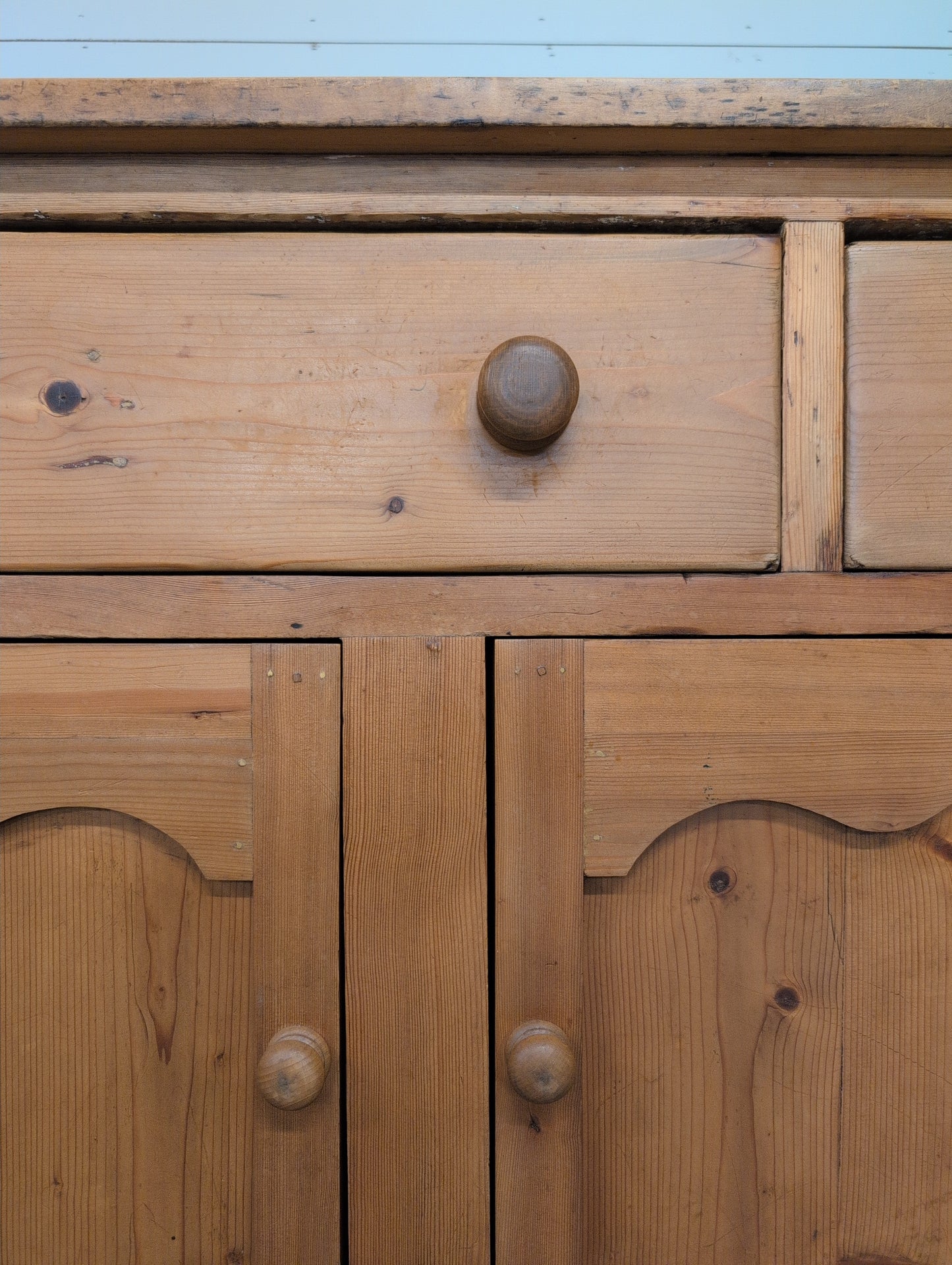 Scalloped Door 8ft Sideboard