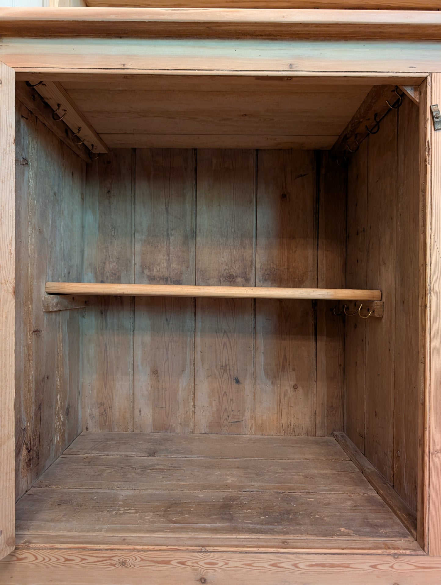 7ft+ Graduated Shelving Pine Hutch