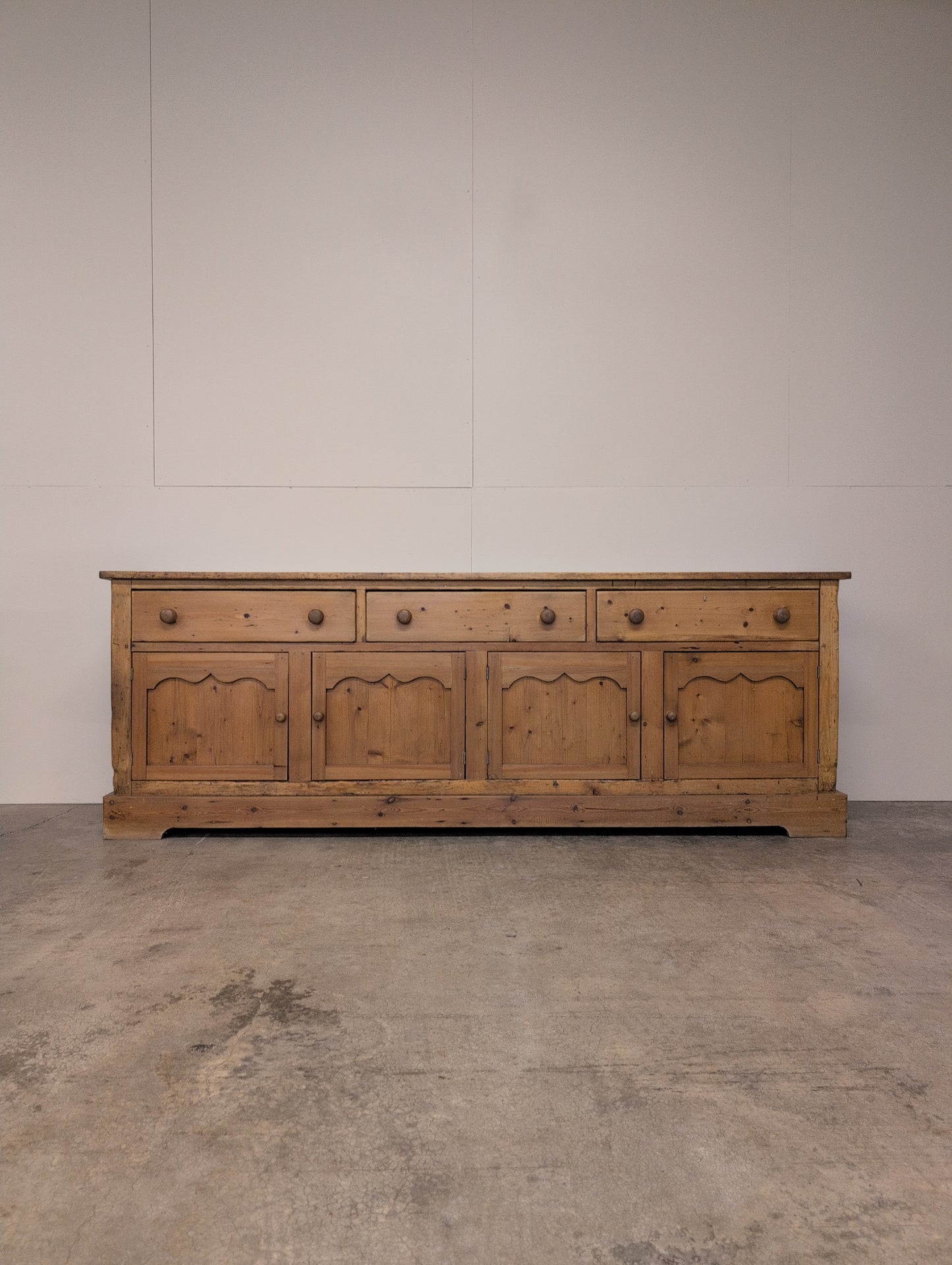 Scalloped Door 8ft Sideboard