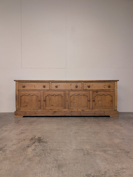 Scalloped Door 8ft Sideboard
