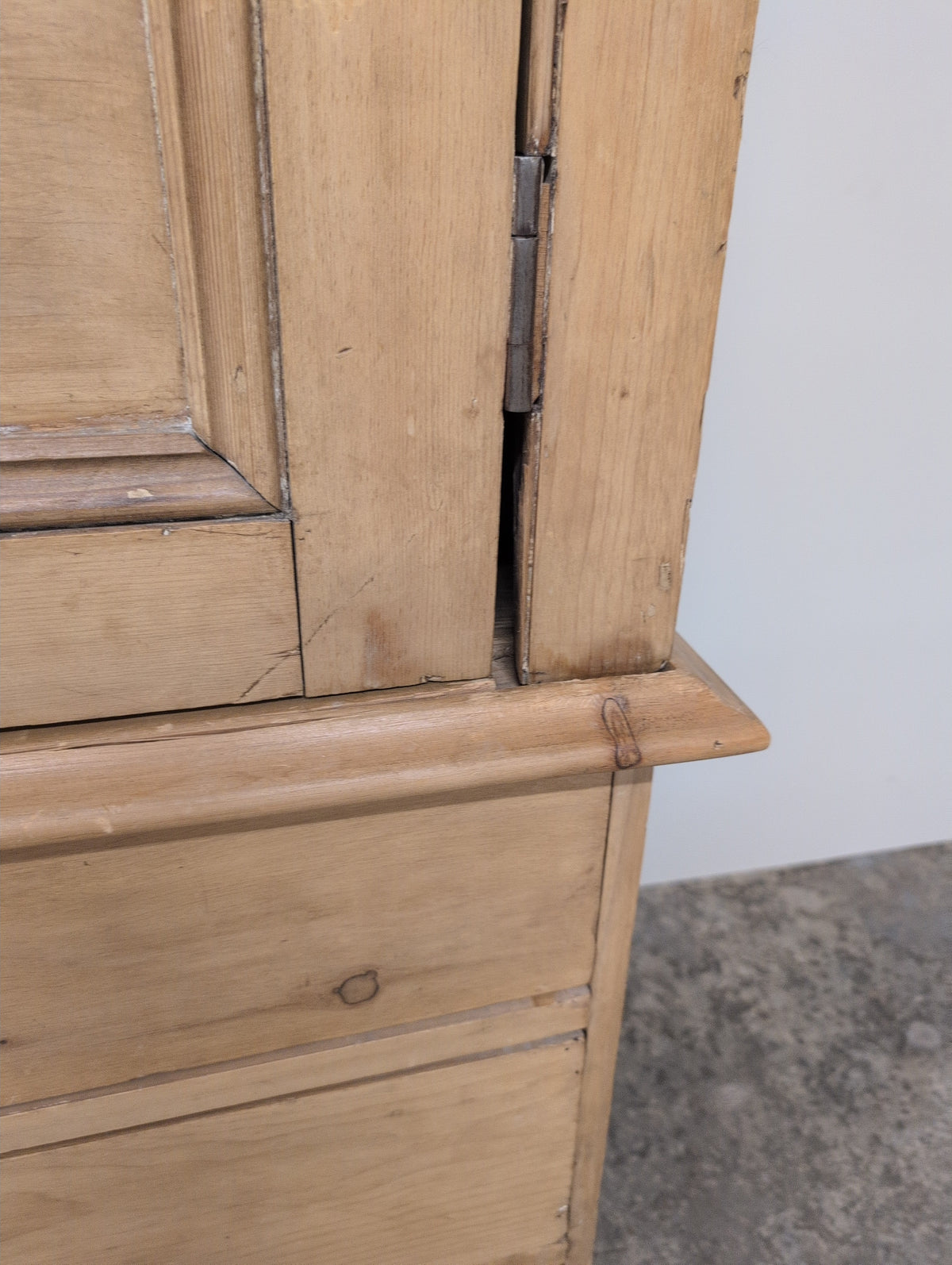 Grand Light Pine Linen Press
