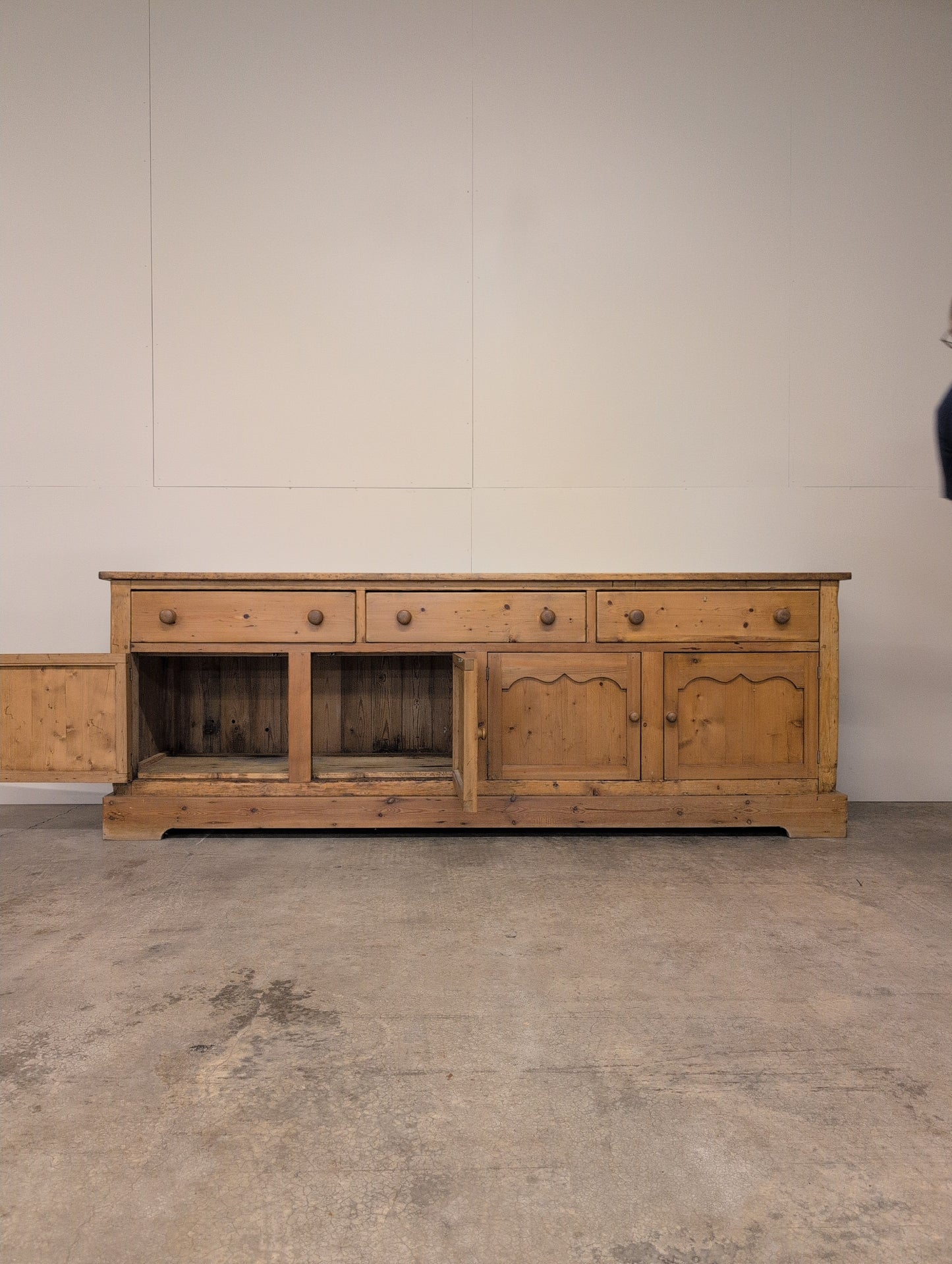 Scalloped Door 8ft Sideboard