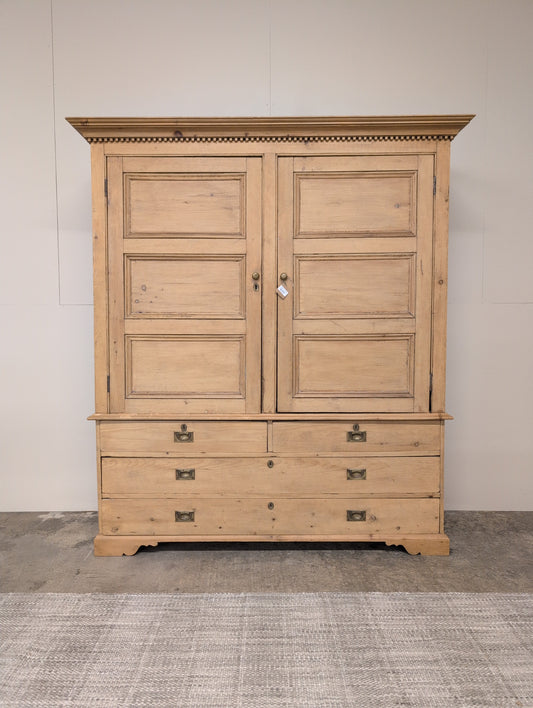 Grand Light Pine Linen Press
