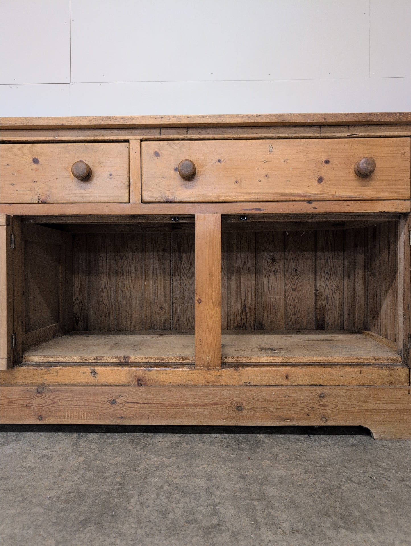 Scalloped Door 8ft Sideboard