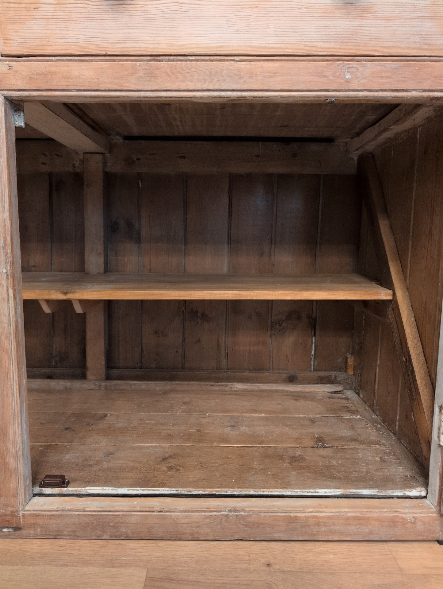 Stout English Pine Hutch