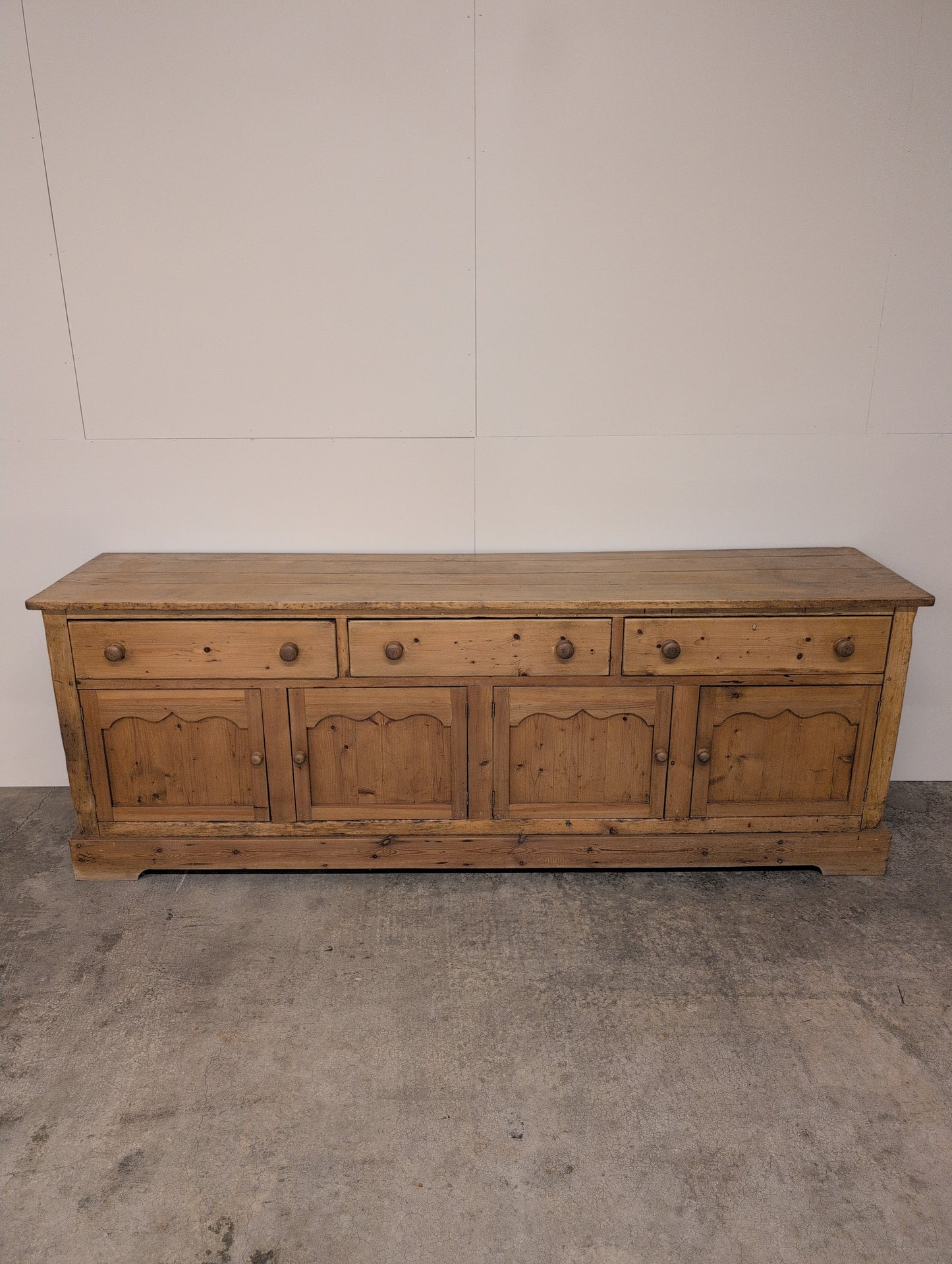 Scalloped Door 8ft Sideboard