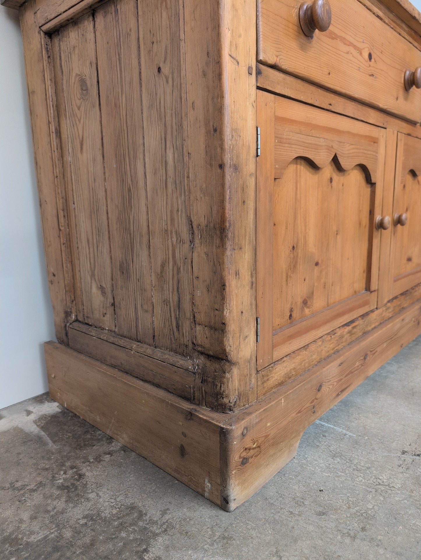 Scalloped Door 8ft Sideboard