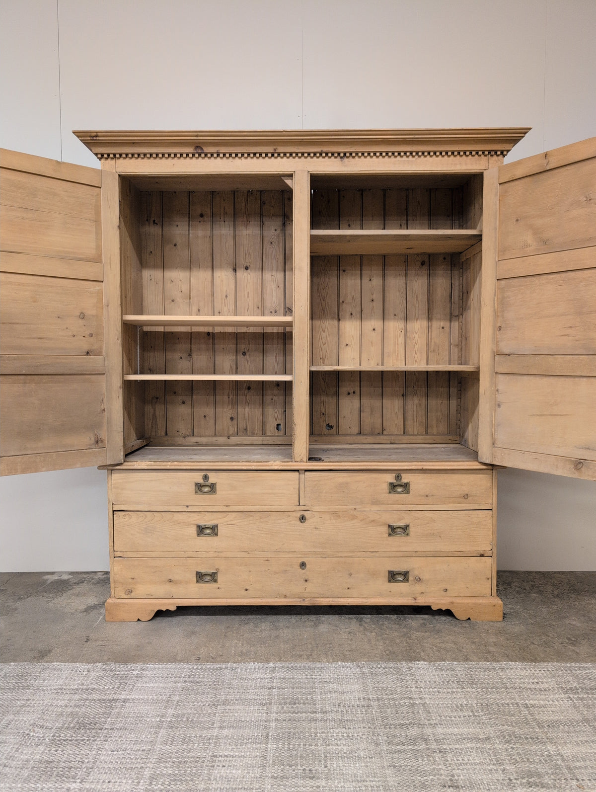 Grand Light Pine Linen Press
