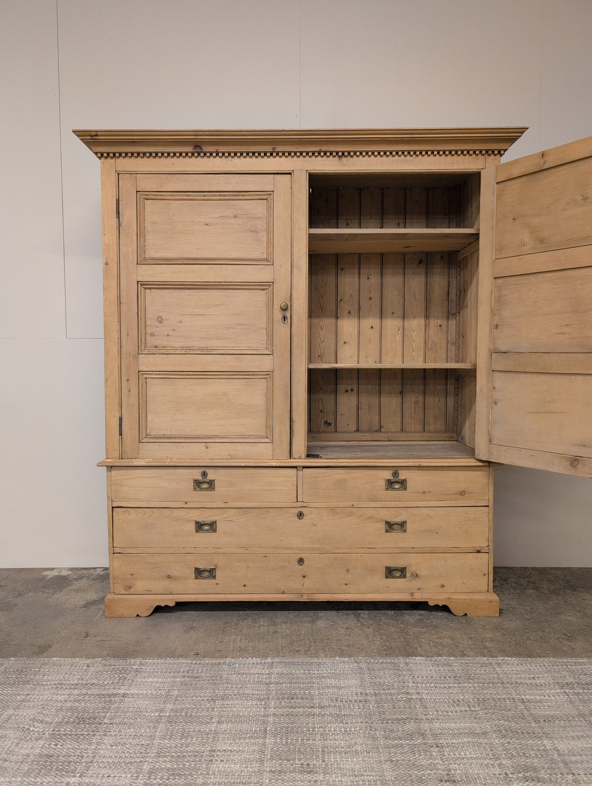 Grand Light Pine Linen Press