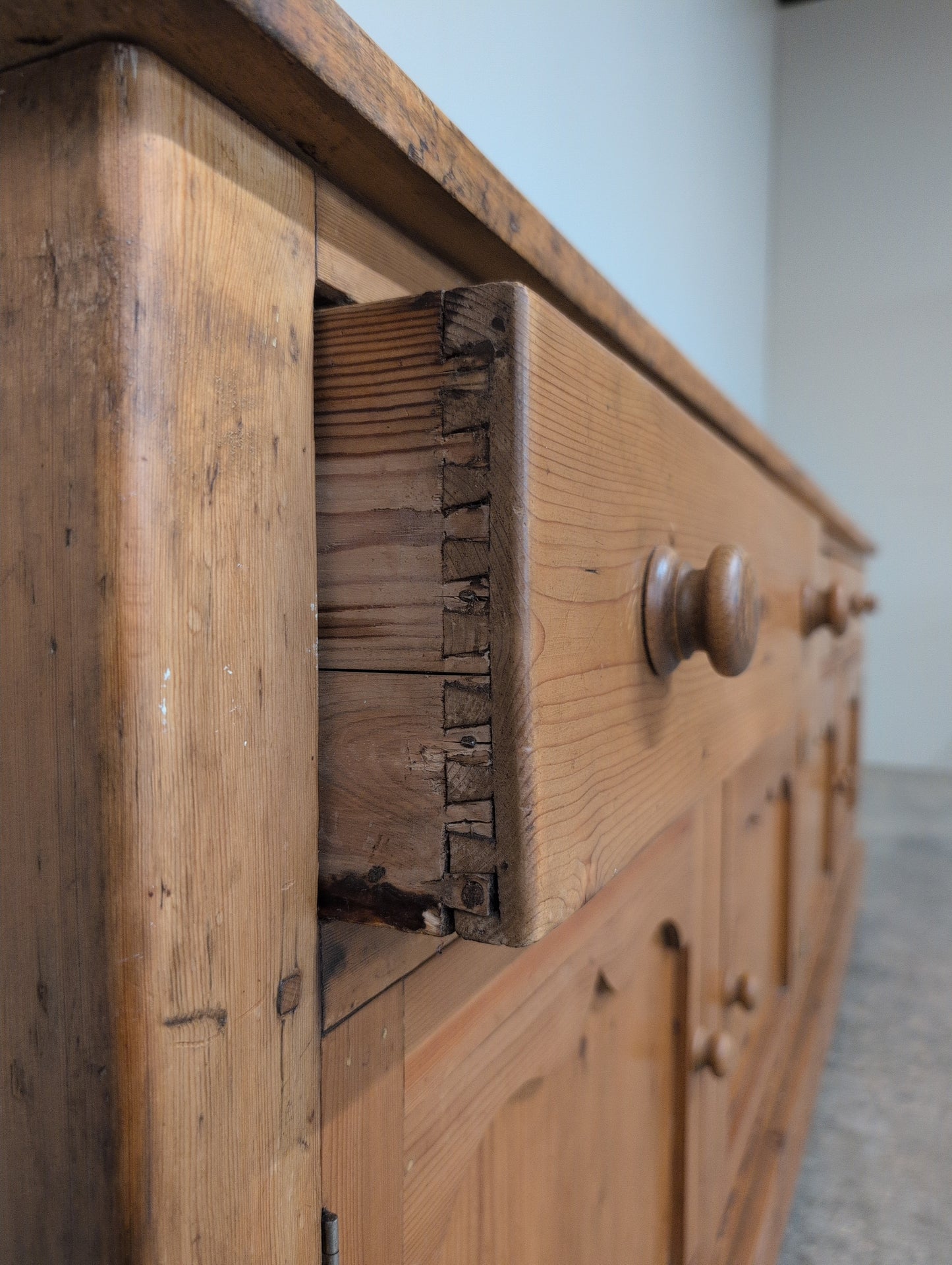 Scalloped Door 8ft Sideboard
