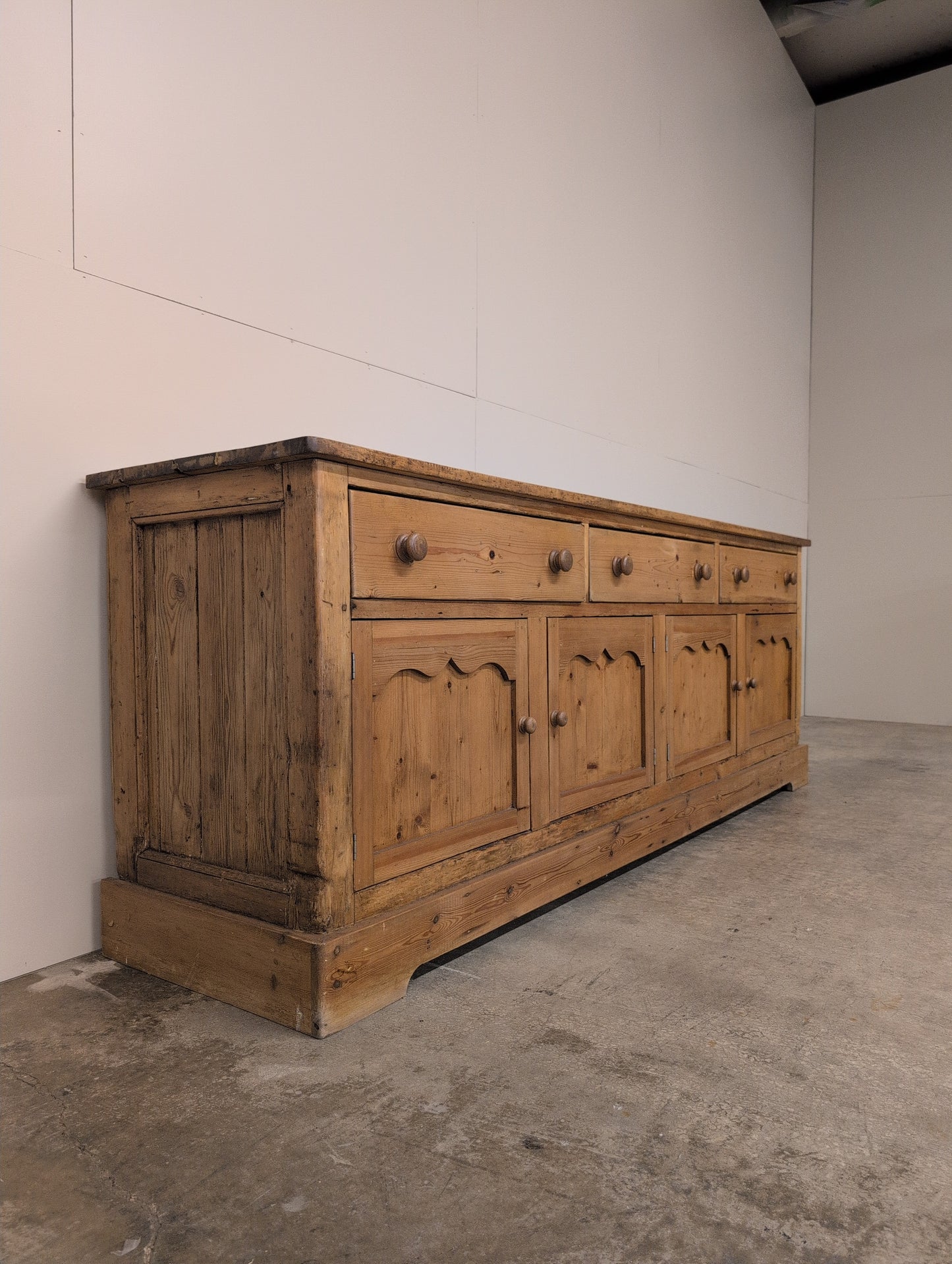 Scalloped Door 8ft Sideboard