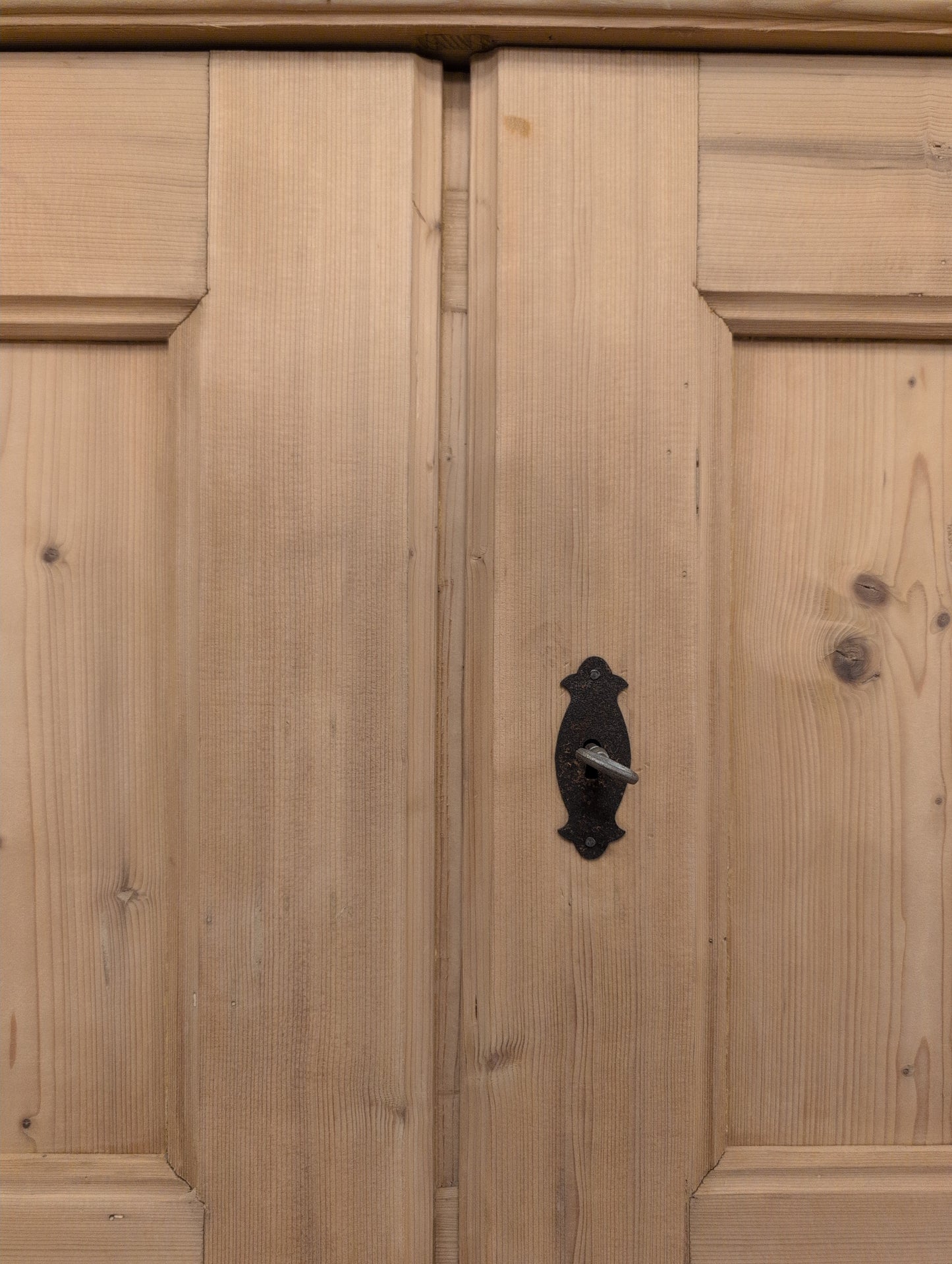 European Stripped Pine Hutch