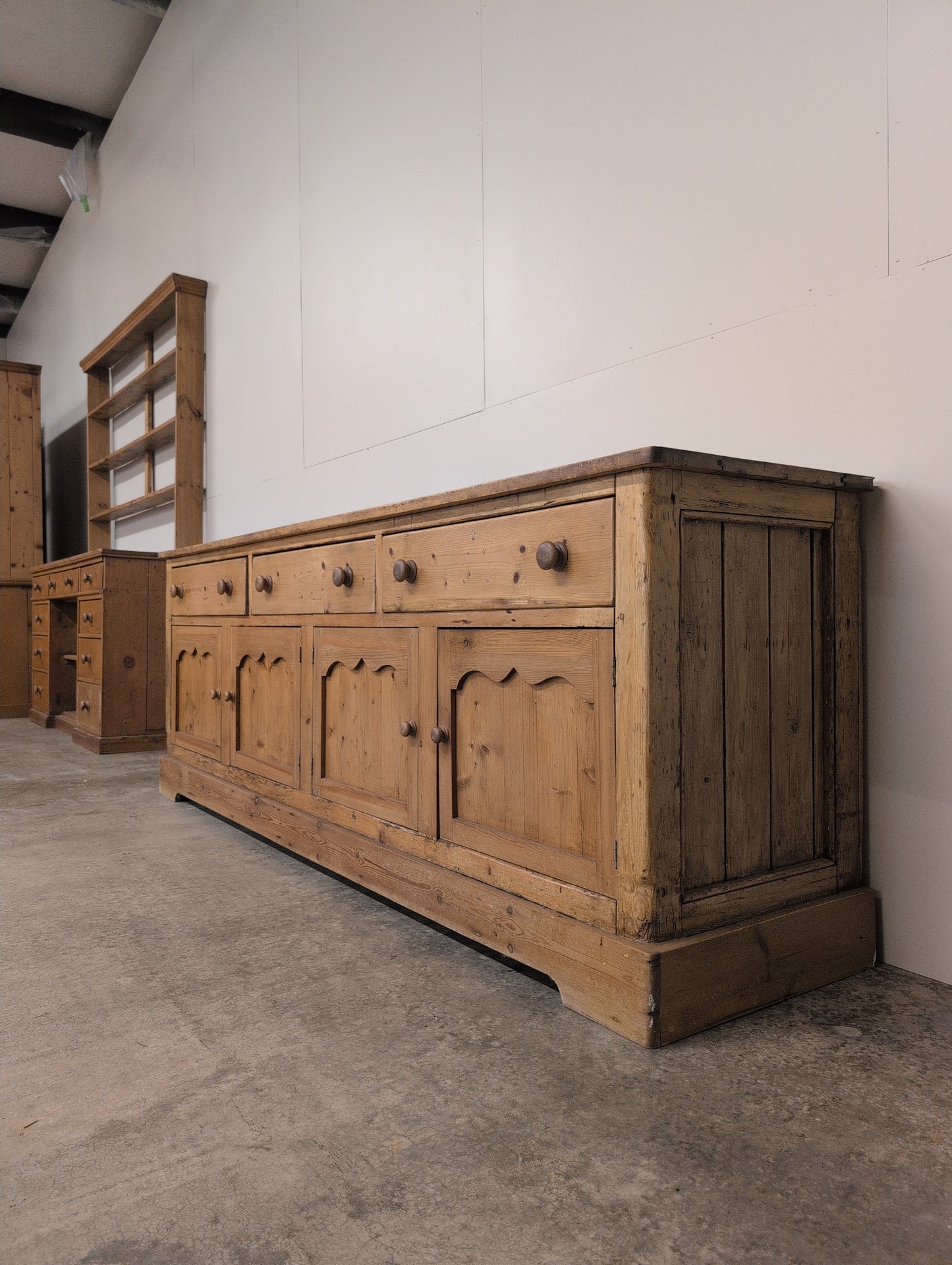 Scalloped Door 8ft Sideboard