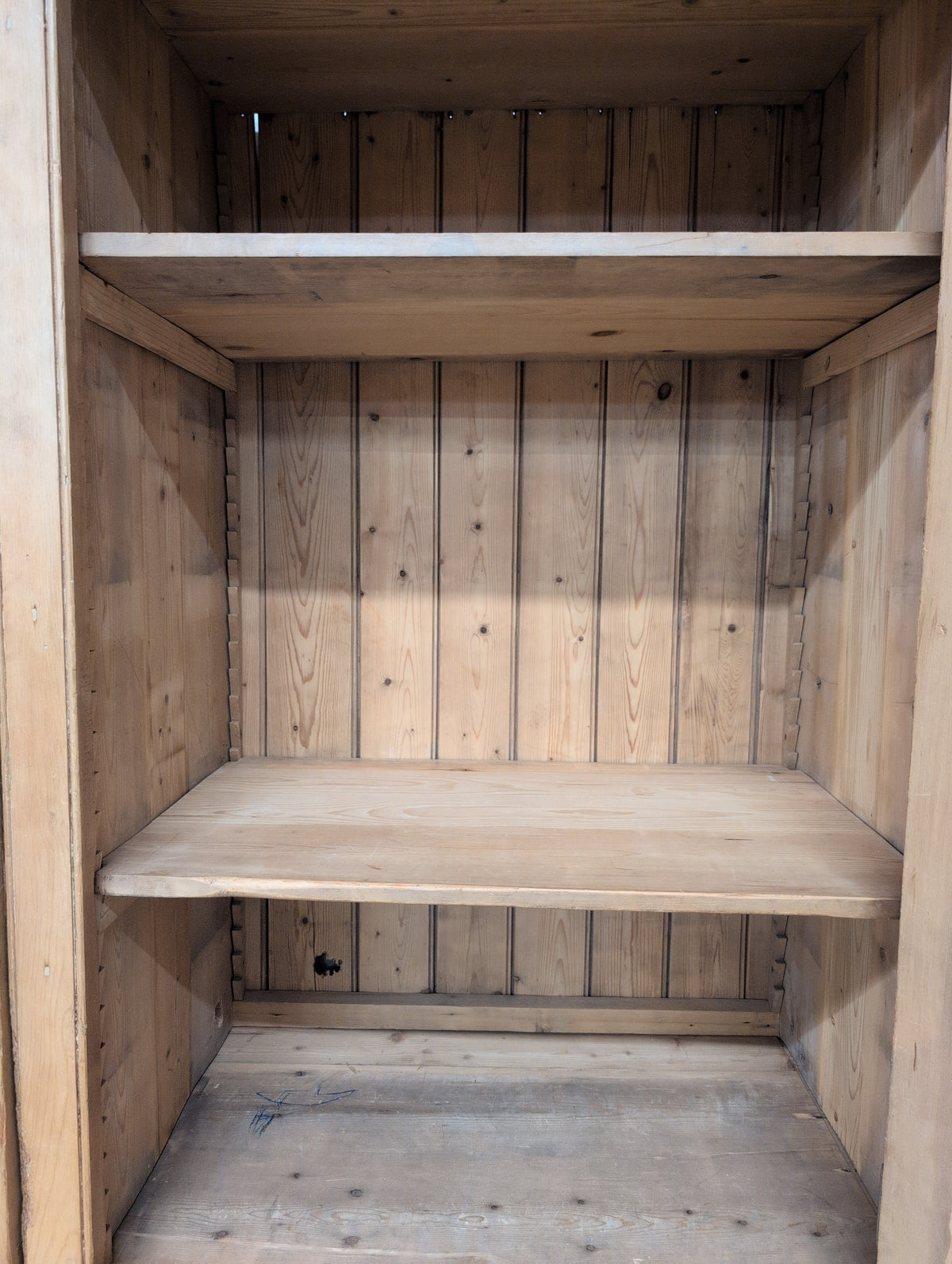 Grand Light Pine Linen Press