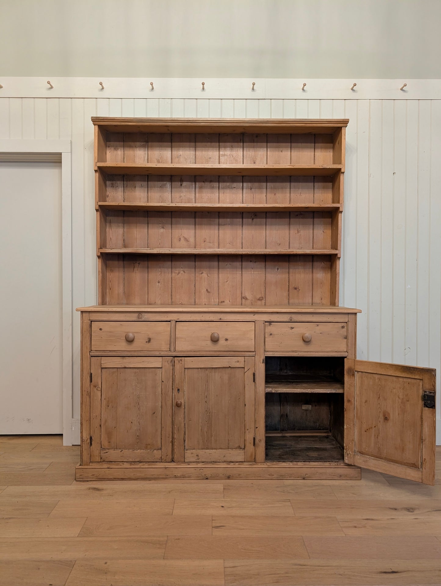Graduated Shelving Pine Hutch