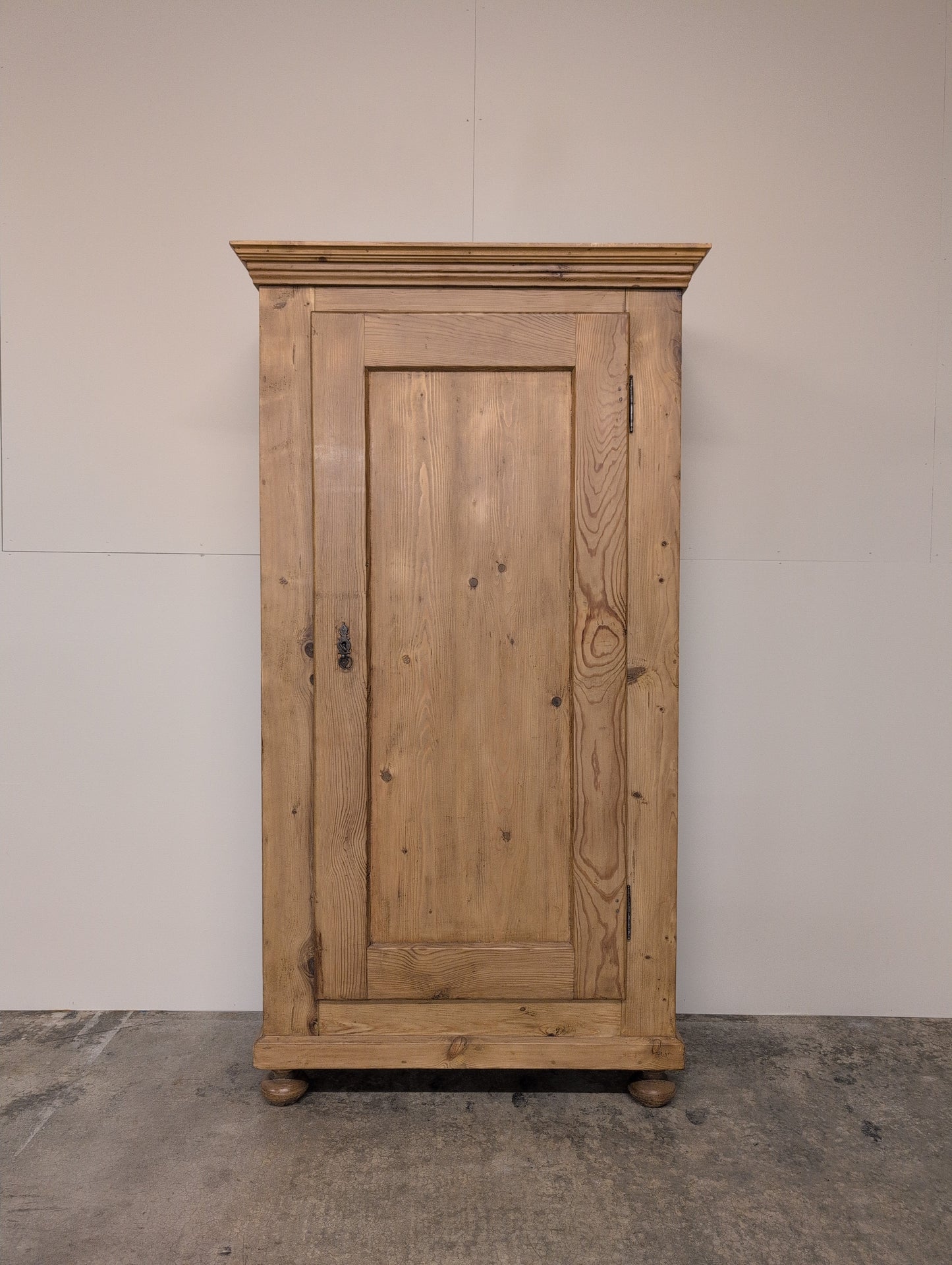 Single Door Wardrobe - Skeleton Key