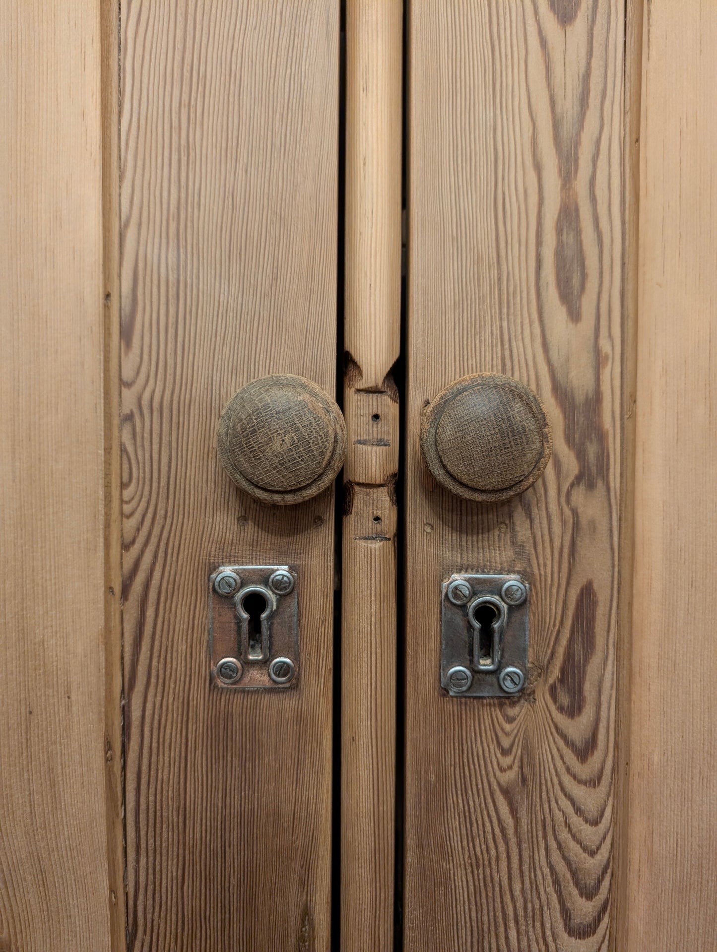 English Pine Linen Press