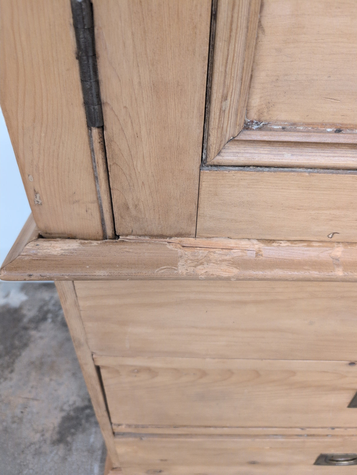 Grand Light Pine Linen Press