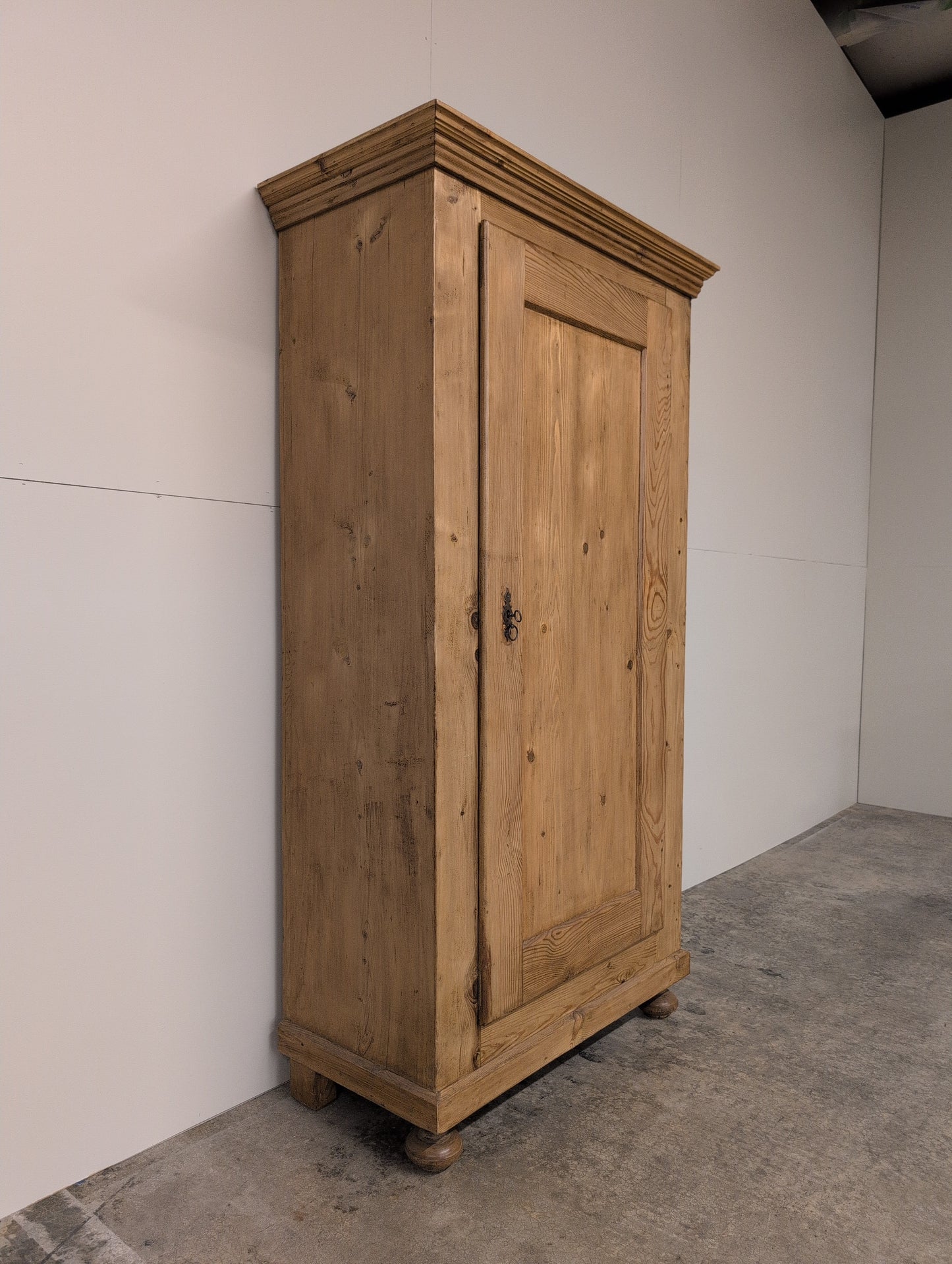 Single Door Wardrobe - Skeleton Key