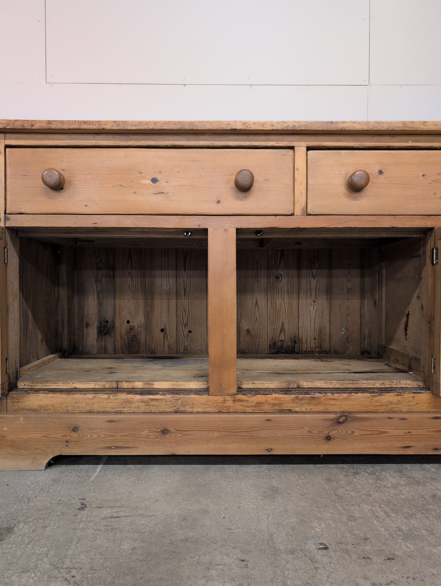 Scalloped Door 8ft Sideboard