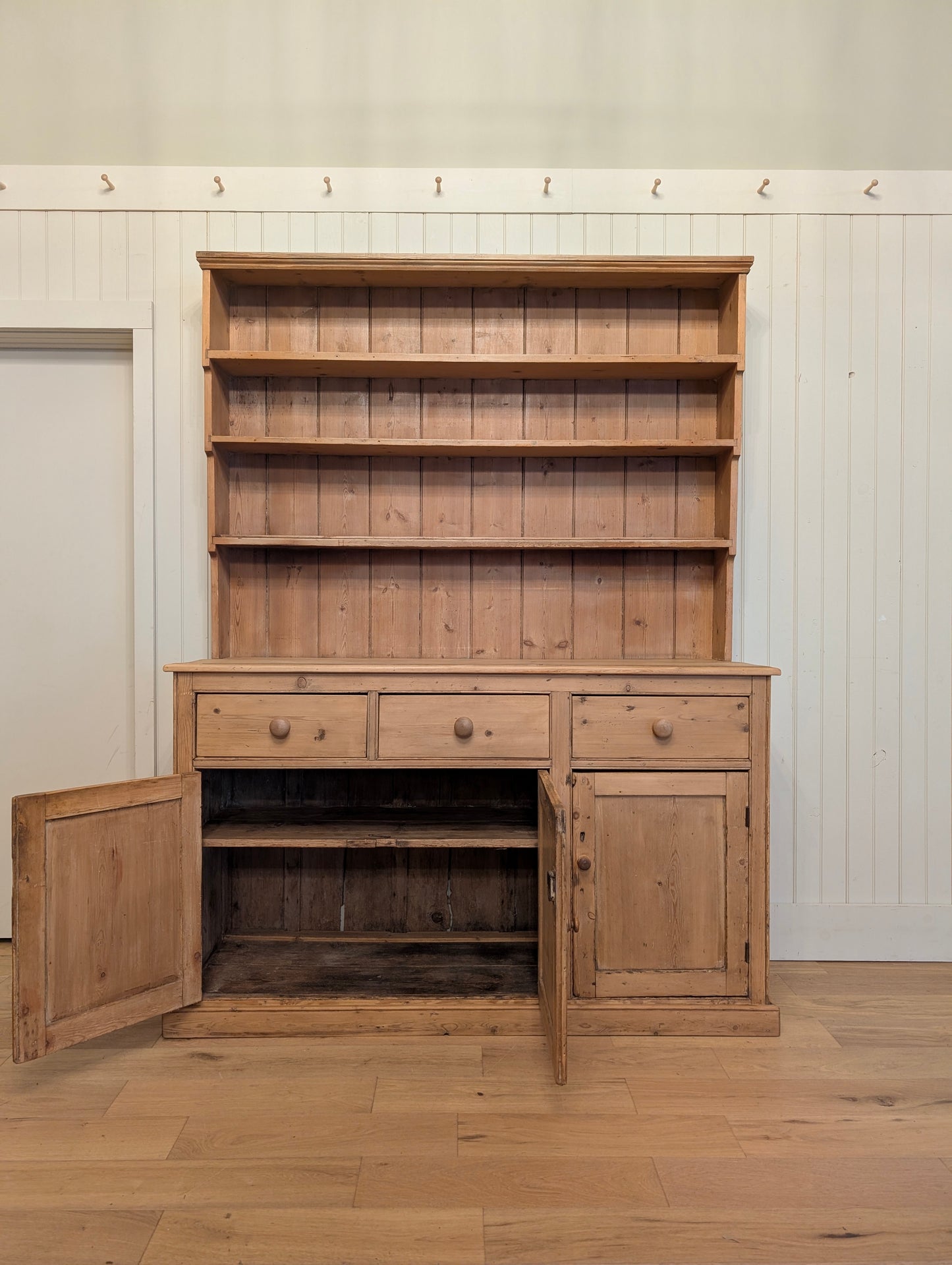 Graduated Shelving Pine Hutch